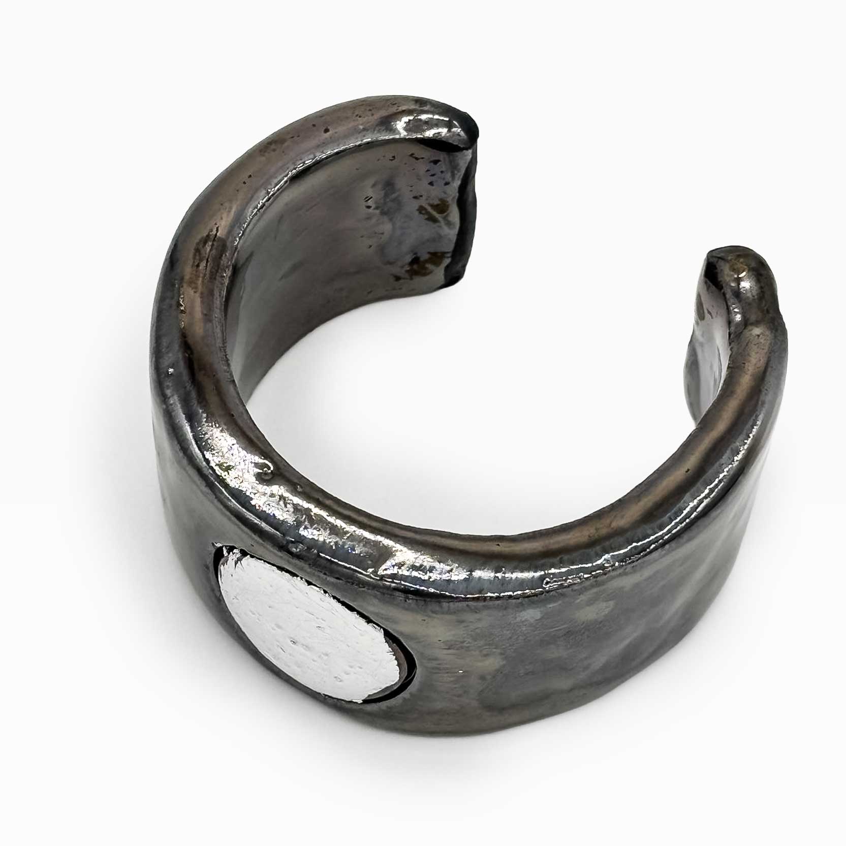 1 Stück Serviettenring aus Porzellan in anthrazit mit Blattsilber veredelt von oben