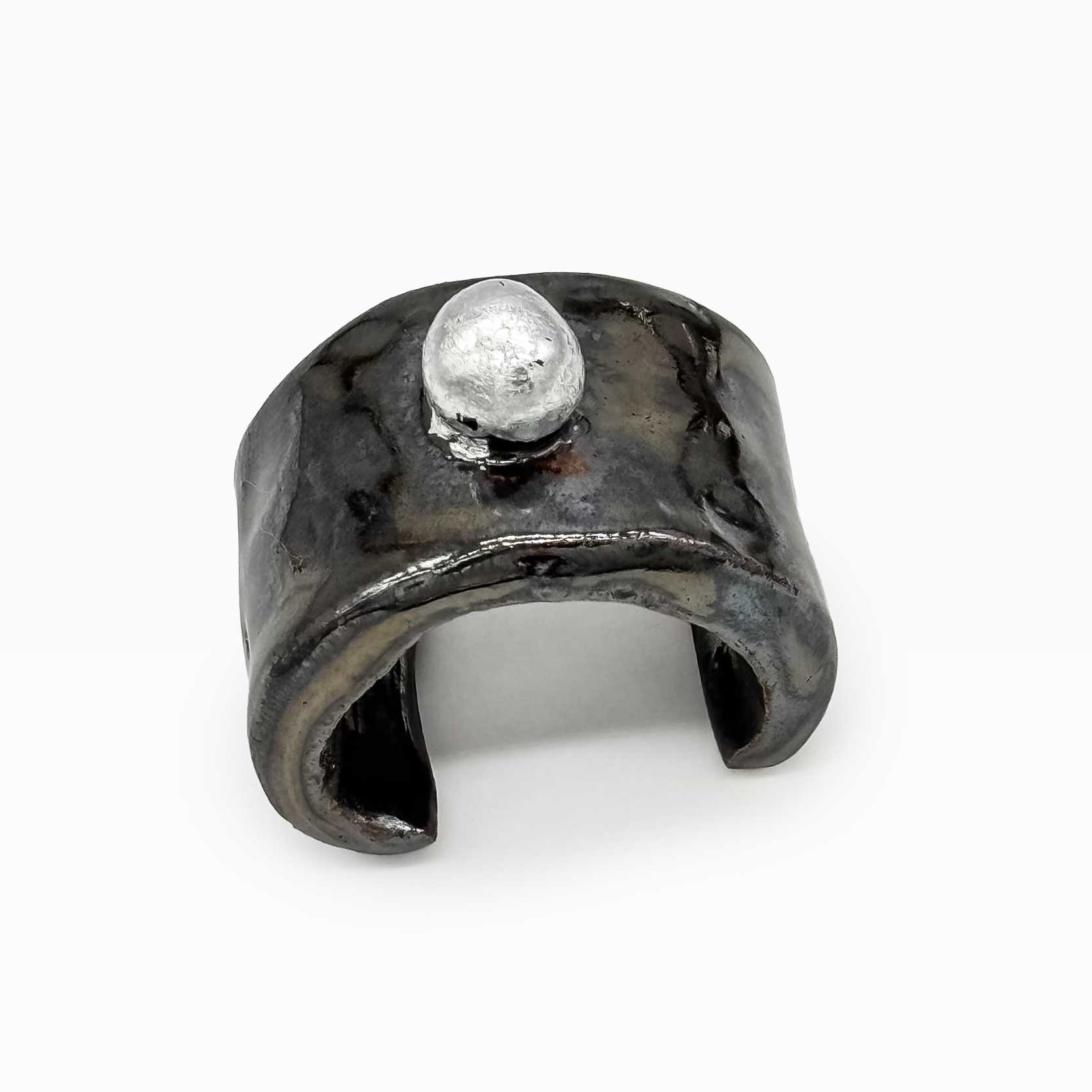 1 Stück Serviettenring aus Porzellan in anthrazit mit Blattsilber veredelt von der Seite