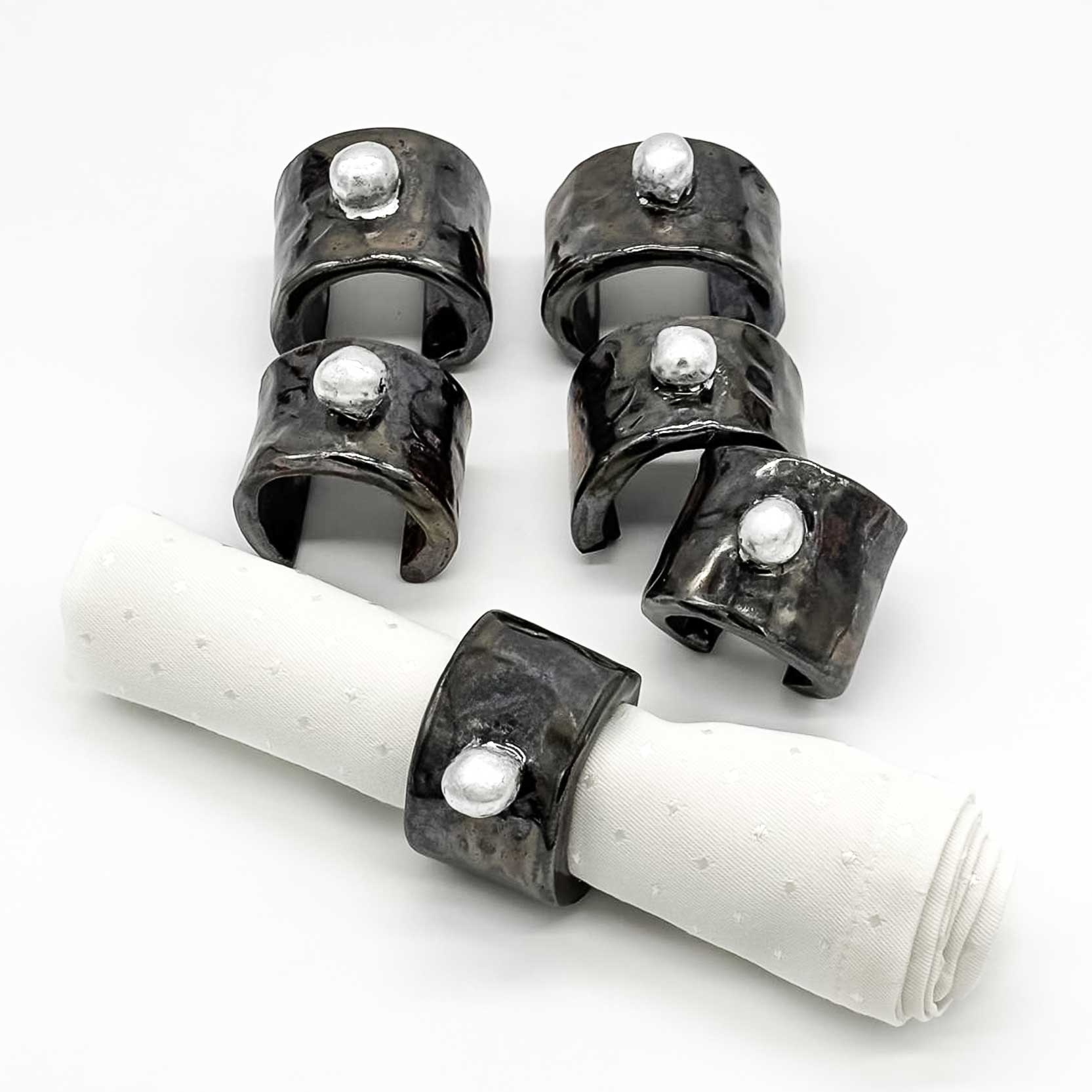 6 Stück Serviettenringe aus Porzellan in anthrazit mit Blattsilber veredelt, ein Serviettenring mit Serviette aus Damast